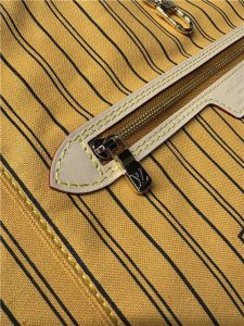 Neverfull Bandouliere Inside Out MM M11947-11.jpg