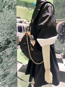 Re-Nylon Shoulder Bag 1BH222 Black-11.jpg