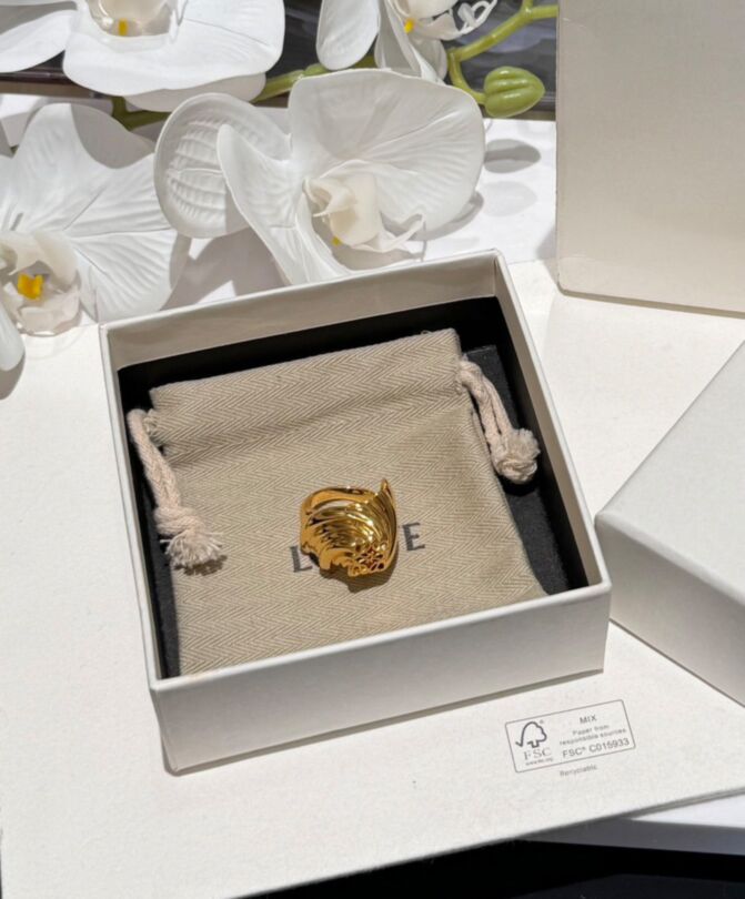 Loewe Womens Twisted Anagram Signet Ring Golden-2.jpg