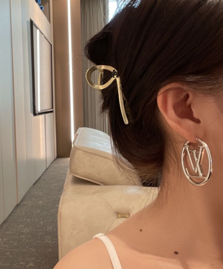 Louis Vuitton Womens Louise Hoop GM Earrings-7.jpg