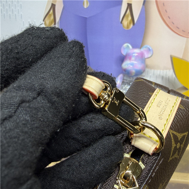 Tag Me Pouch M26787-9.jpg