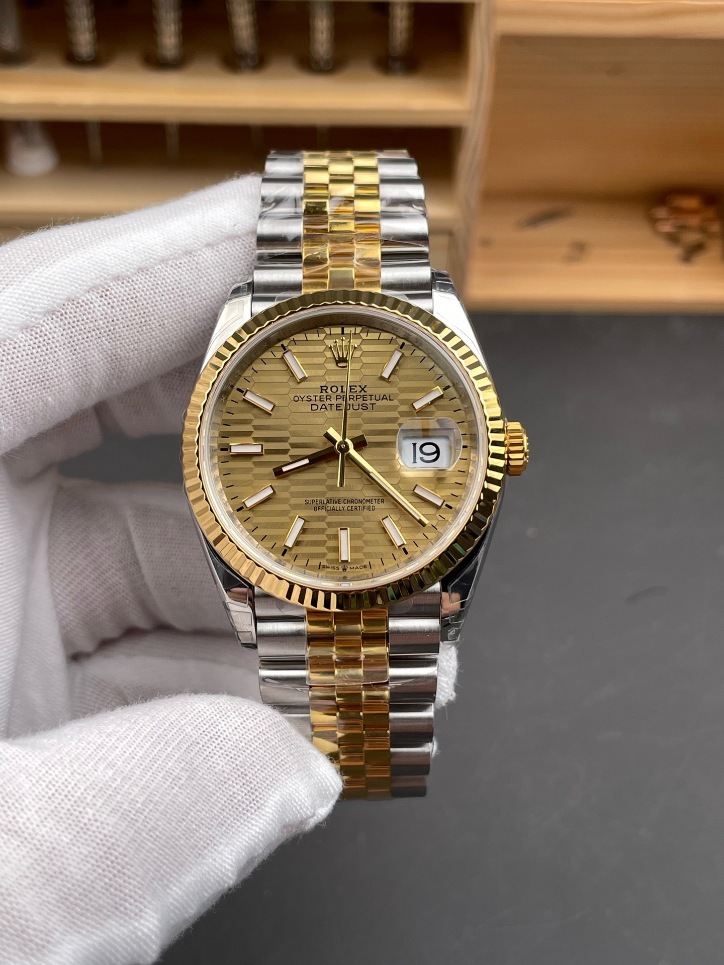 Rolex-Datejust-41-126333-Gold-Motif-cover-1