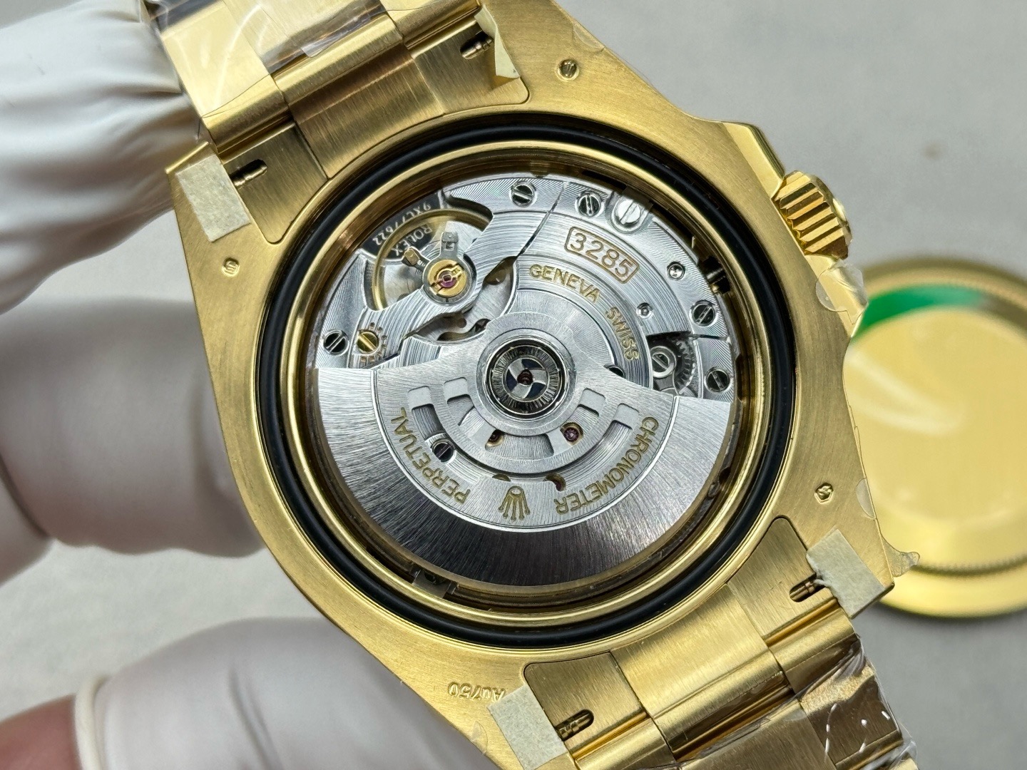 Rolex-GMT-Master-II-11678LN-Yellow-Gold-Green-Dial-oyster-gallery-8