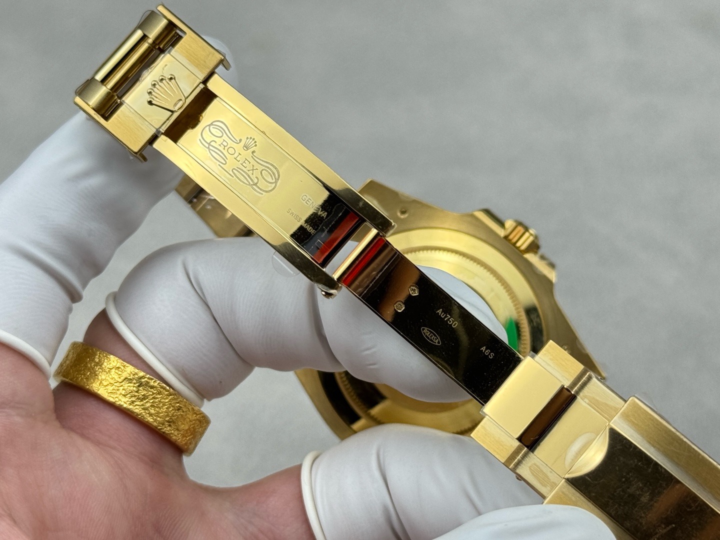 Rolex-GMT-Master-II-11678LN-Yellow-Gold-Green-Dial-oyster-gallery-9