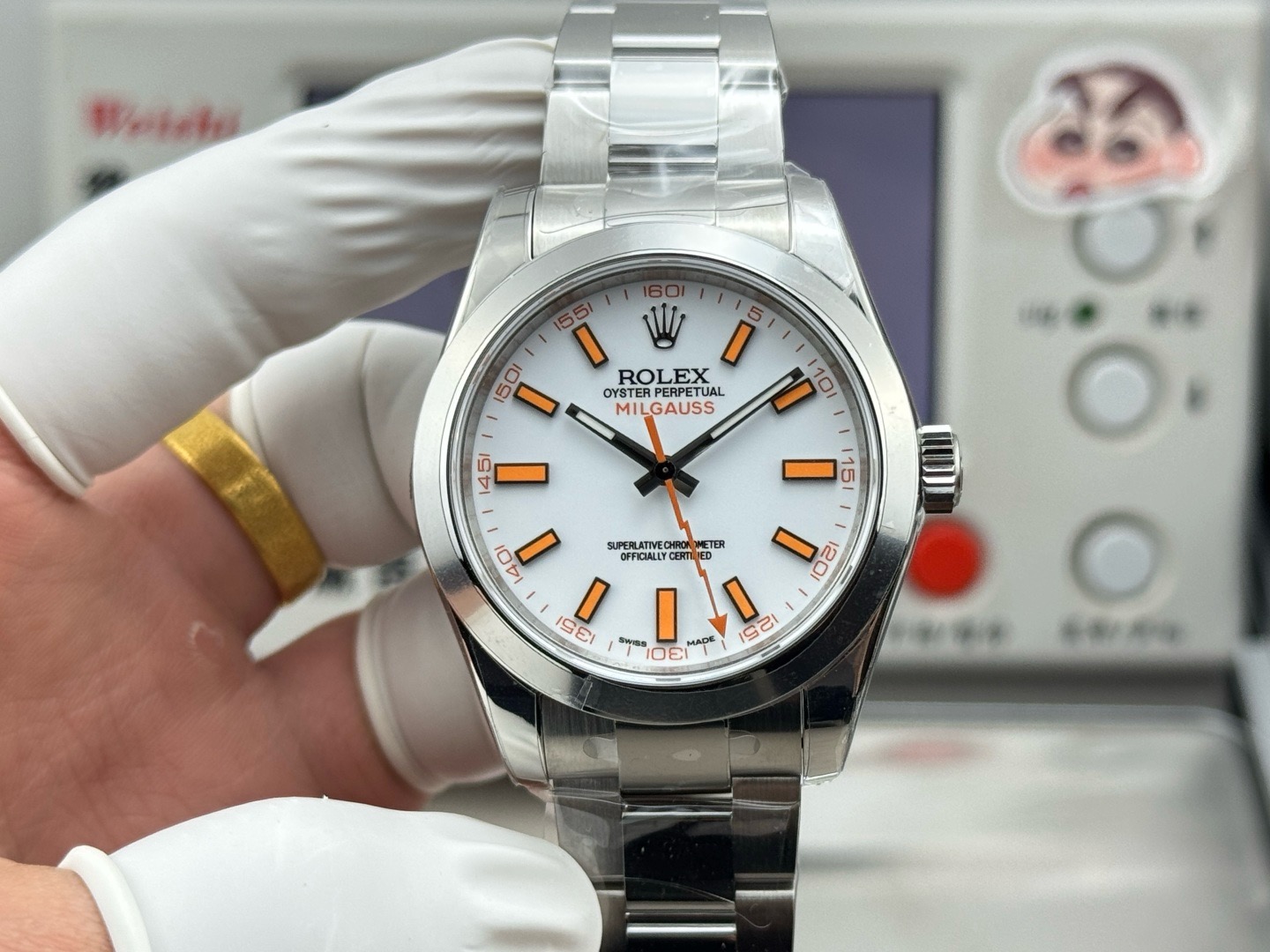 Rolex-Milgauss-116400-0002-Oyster-cover-1