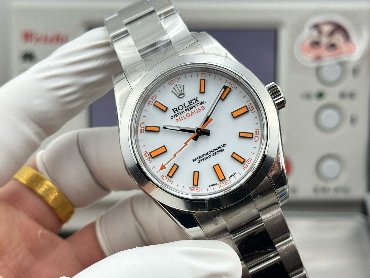 Rolex-Milgauss-116400-0002-Oyster-gallery-2