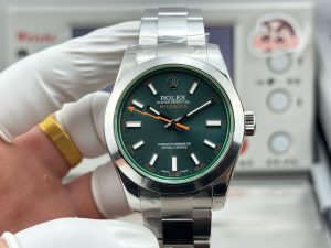 Rolex-Milgauss-Black-Dial-Green-Crystal-M116400GV-0001-Oyster-cover-1