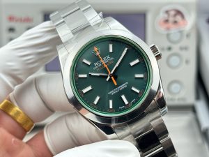Rolex-Milgauss-Black-Dial-Green-Crystal-M116400GV-0001-Oyster-gallery-2