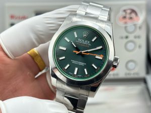 Rolex-Milgauss-Black-Dial-Green-Crystal-M116400GV-0001-Oyster-gallery-3