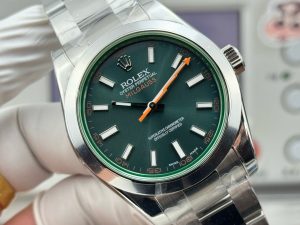 Rolex-Milgauss-Black-Dial-Green-Crystal-M116400GV-0001-Oyster-gallery-4