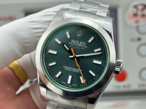 Rolex-Milgauss-Black-Dial-Green-Crystal-M116400GV-0001-Oyster-gallery-5