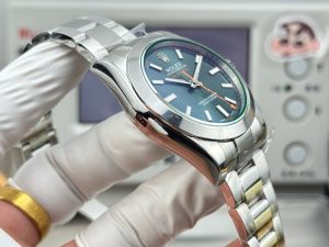 Rolex-Milgauss-Black-Dial-Green-Crystal-M116400GV-0001-Oyster-gallery-6