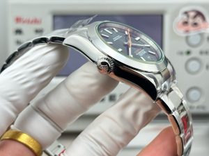 Rolex-Milgauss-Black-Dial-Green-Crystal-M116400GV-0001-Oyster-gallery-7