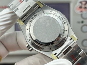 Rolex-Milgauss-Black-Dial-Green-Crystal-M116400GV-0001-Oyster-gallery-8