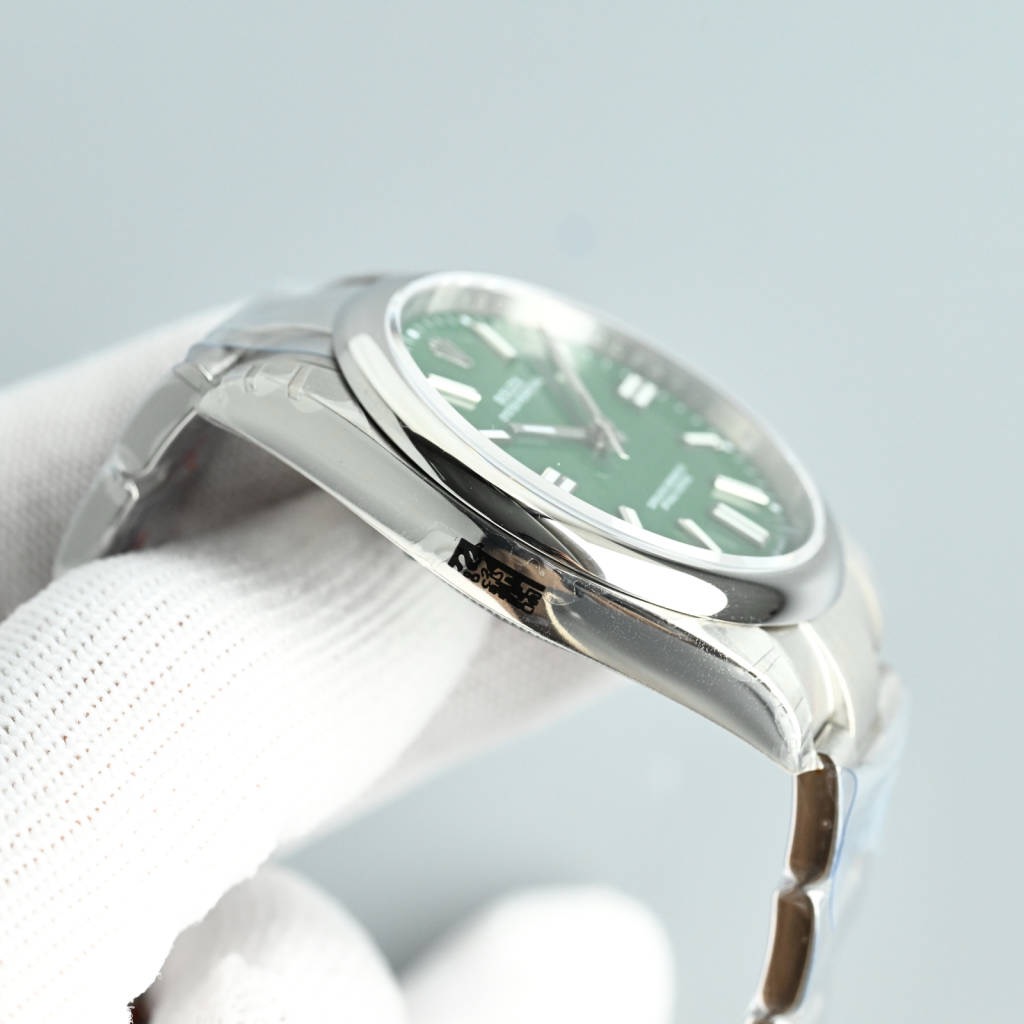 Rolex-Oyster-Perpetual-Green-Dial-126000-0005-gallery-3