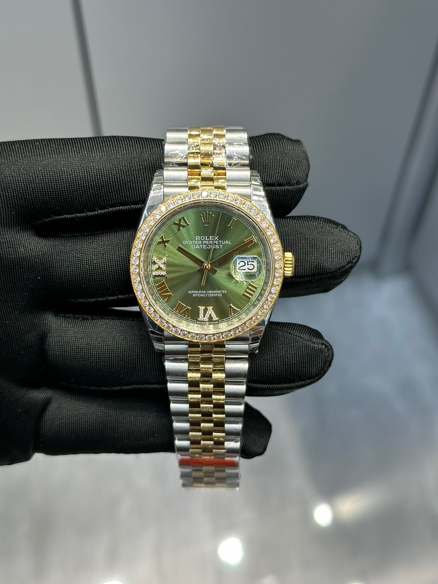 Rolex-Datejust-Green-Roman-cover-1