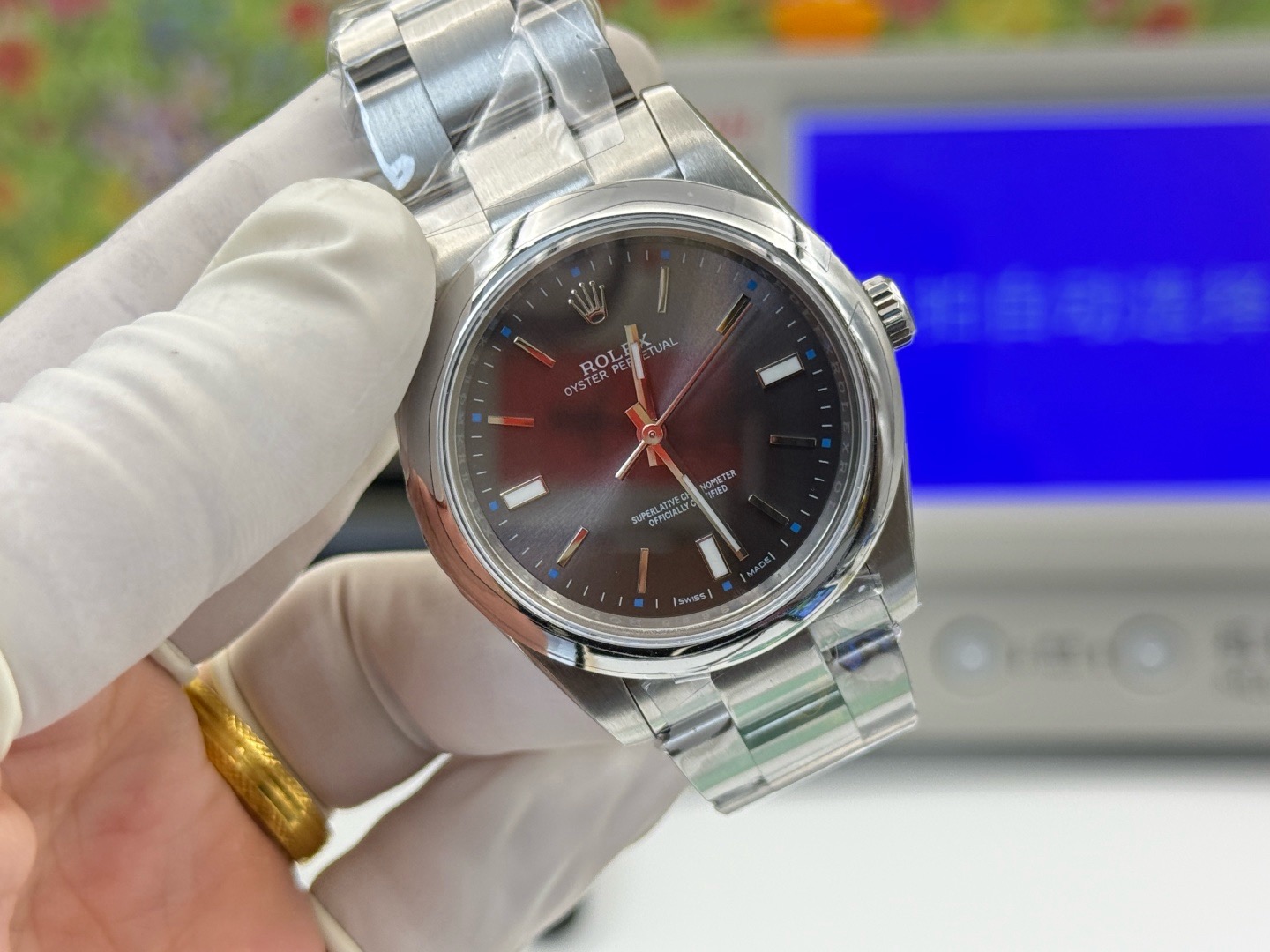 Rolex-Perpetual-114300-gallery-2