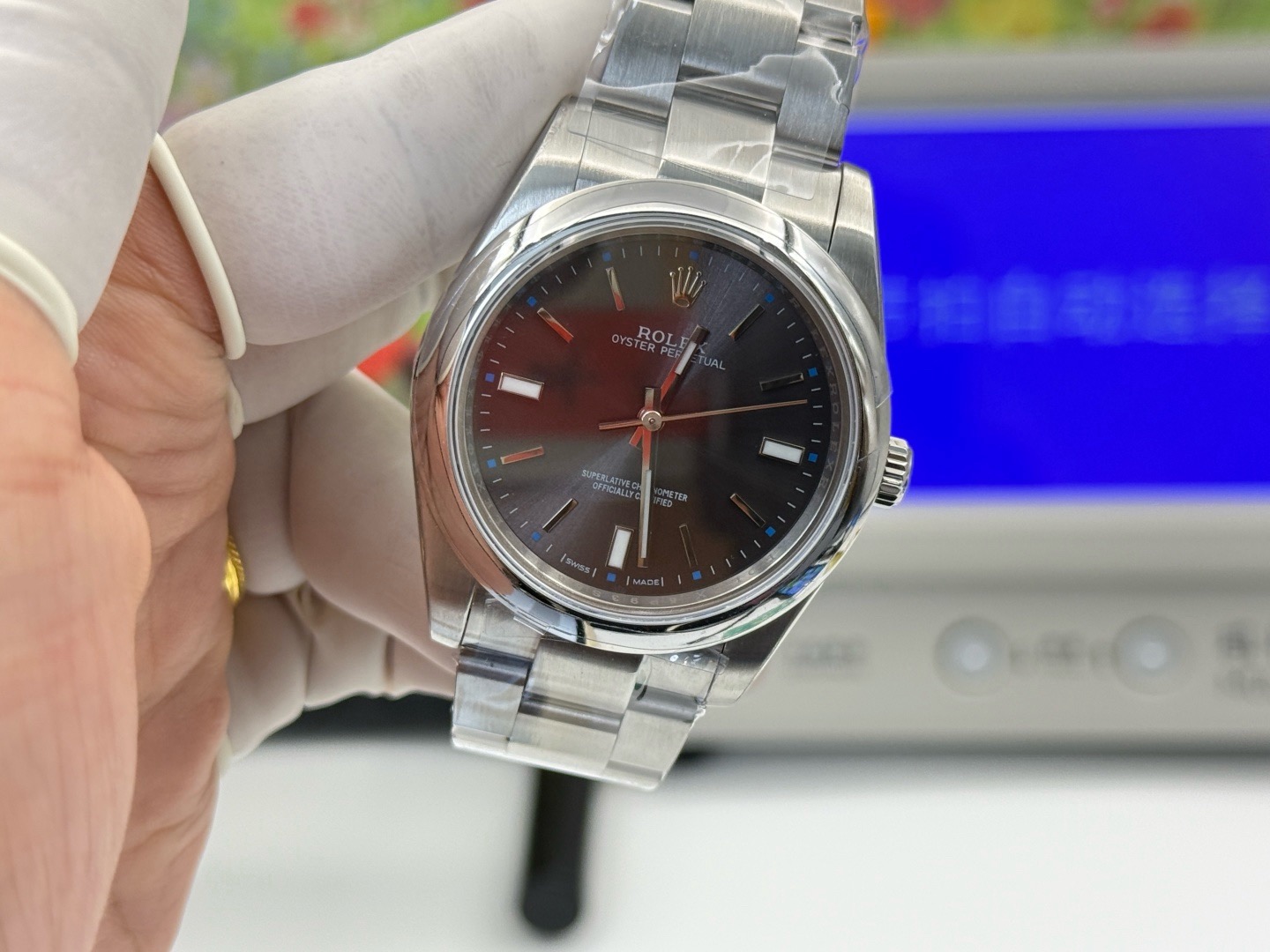 Rolex-Perpetual-114300-gallery-3