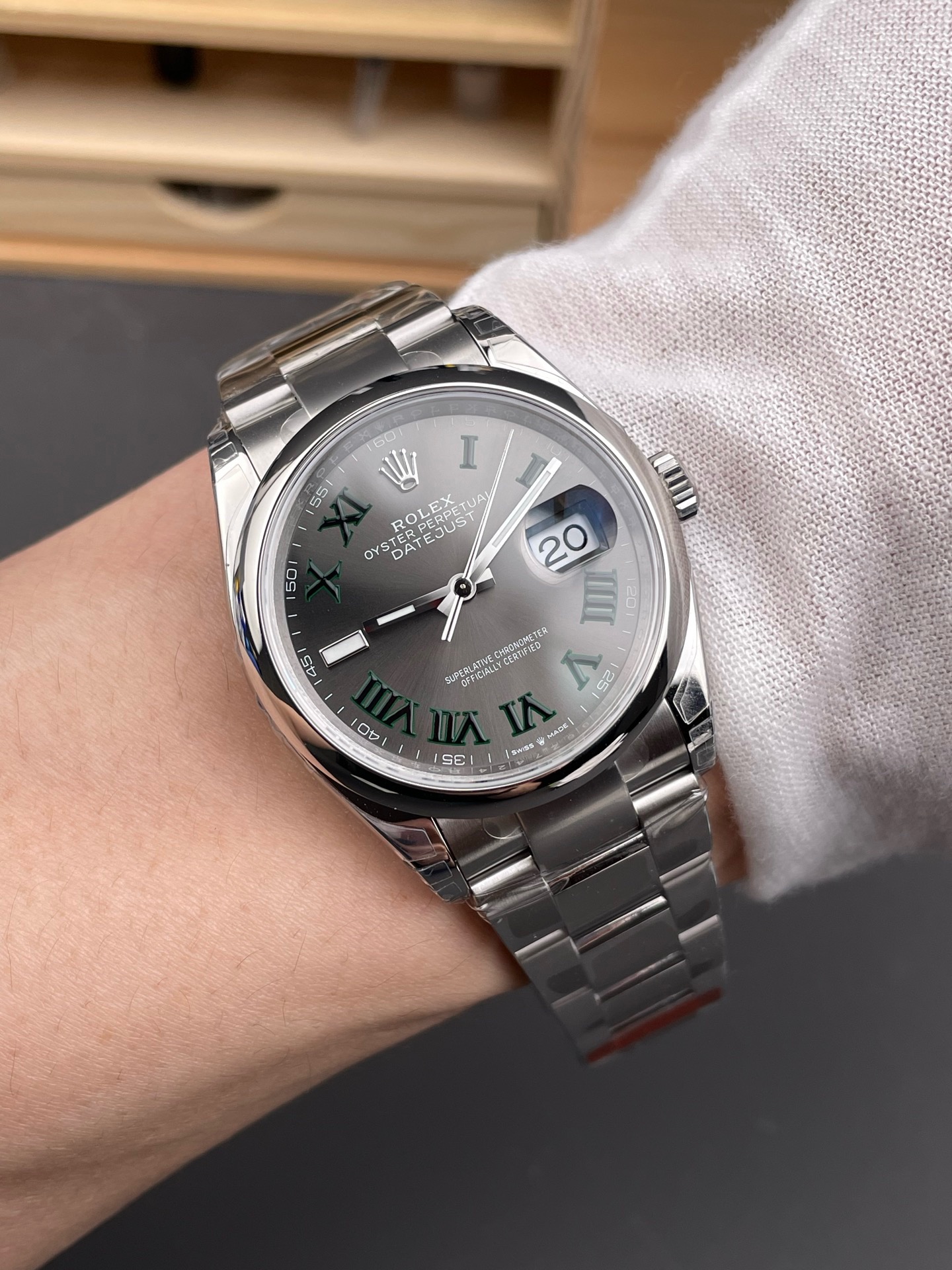 Rolex-Perpetual-116200-gallery-9